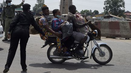 La moto-taxi ne connaît aucune limite comme ici à Lagos, au Nigeria, le 27 avril 2020. Le non-respect du code de la route provoque d'innombrables accidents. Mais les okadas sont l'incontournable moyen de transport des villes africaines. (PIUS UTOMI EKPEI / AFP)