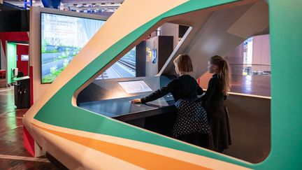 Une cabine de pioltage recontituée pour l'exposition Grande vitesse ferrovaire à la Cité des sciences à Paris. (Universcience. Photo : E.Laurent)