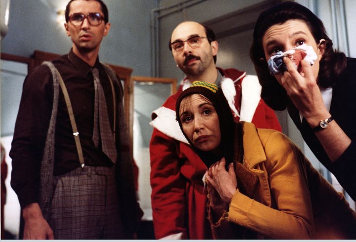 Pierre (Thierry Lhermitte), Félix (Gérard Jugnot), Zézette (Marie-Anne Chazel) et Thérèse (Anémone) lors du film "Le Père Noël est une ordure" (Tinacra Films, 1982). (PHOTO JEAN PIERRE FIZET / AFP)