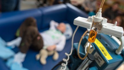 Un enfant est traité au service d'oncologie de l'hôpital pédiatrique Dr. von Haunerschen de Munich (Allemagne), le 16 décembre 2015. (MATTHIAS BALK / DPA / AFP)