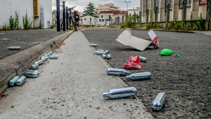 Des cartouches de gaz hilarant vides dans une rue de Bordeaux, en juillet 2020. (BONNAUD GUILLAUME / MAXPPP)