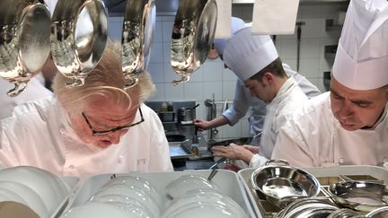 Pierre Gagnaire dans la cuisine de son restaurant parisien. (BERNARD THOMASSON / RADIO FRANCE)