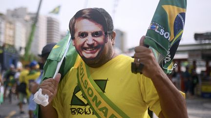 Un partisan du président brésilien Jaïr Bolsonaro avant l'arrivée de la parade militaire, le 7 septembre 2022.&nbsp; (ANDRE BORGES / AFP)