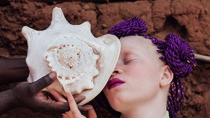 Sarah Waiswa est une photographe ougandaise établie au Kenya et sa série «Stranger in a Familiar Land» parle de la difficulté de vivre en Afrique en tant que personne persécutée. «Ce projet regroupe plusieurs portraits d’une femme albinos photographiée dans le bidonville de Kibera et illustre ma vision tourmentée du monde extérieur. La série témoigne du quotidien d’une albinos confrontée aux dangers liés aux rayons du soleil et à la société. Elle montre également comment son sentiment de non-appartenance l’a plongée dans un état second, de semi-conscience. Mon souhait est que ces images génèrent une réflexion sur l’albinisme, qu’elles incitent les gens à interroger leurs propres croyances et à prendre conscience des souffrances vécues par les albinos», raconte la photographe lors des rencontres d’Arles en 2017 où elle a reçu le Prix Découverte. (Sarah Waiswa)