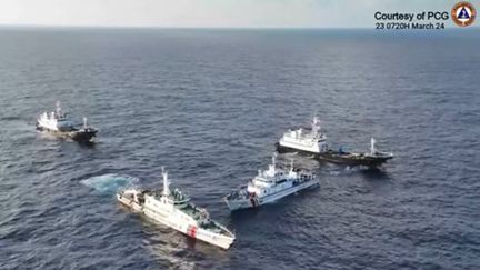 Des garde-côtes chinois encerclent un navire philippin près de l'atoll Second Thomas, en mer de Chine, 23 mars 2024. (PHILIPPINE COAST GUARD / AFP)