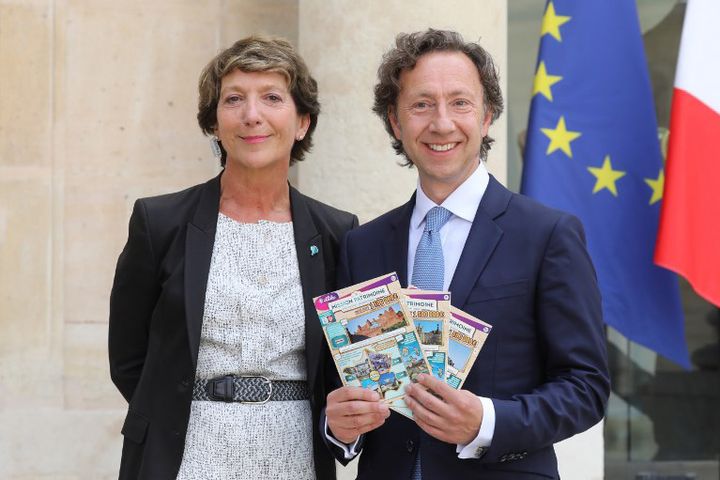 Stephane Pallez, présidente de la "Française des jeux, et Stéphane Bern présente les billets du Loto du Patrimoine
 (LUDOVIC MARIN / AFP)