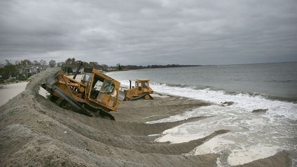 Des digues de sable sont &eacute;rig&eacute;es sur les plages de la c&ocirc;te est am&eacute;ricaine vis&eacute;es par l'ouragan Sandy, comme ici &agrave; Westport dans le Connecticut (Etats-Unis), le 28 octobre 2012.&nbsp; (SPENCER PLATT / GETTY IMAGES NORTH AMERICA)