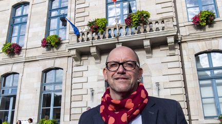 Hervé Guihard, le maire de Saint-Brieuc devant l'Hôtel de ville le 28 juin 2020. (PHILIPPE RENAULT / MAXPPP)