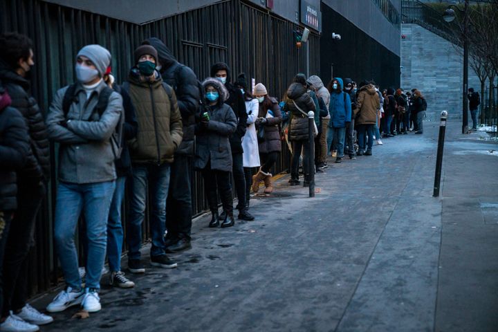 Des étudiants font la queue pour une distribution d'aide alimentaire à Paris, le 11 février 2021. (GABRIELLE CEZARD / HANS LUCAS / AFP)