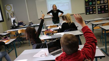 Un cours de mathématiques avec des tablettes numériques dans une classe de 6e en Lorraine, à Yutz en Moselle (MAXPPP)