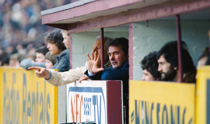 Brian Clough, au centre, sur le banc de Nottingham Forest-Aston Villa, le 5 avril 1980 à Birmingham (Royaume-Uni). (GETTY IMAGES / HULTON ARCHIVE)