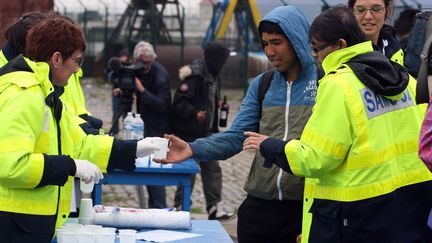 Un migrant participe &agrave; une distribution de m&eacute;dicaments, le 27 mai 2014, &agrave; Calais (Pas-de-Calais). (  MAXPPP)