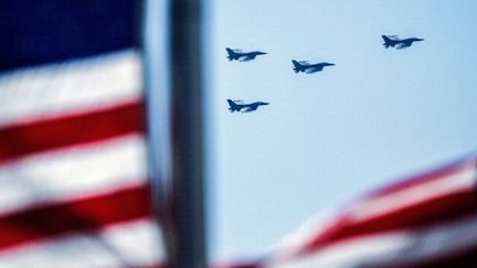 Des avions de combat F-16 au-dessus de Washington, le 30 mars 2023. (ANDREW CABALLERO-REYNOLDS / AFP)