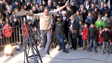 Le funambule Sébastien Le Guen clôture la Biennale des arts du cirque dans la cour de la Belle de Mai à Marseille
 (France 3 / Culturebox)