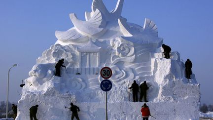 Pour cette 28e &eacute;dition, le festival a accueilli une fois encore les meilleurs sculpteurs sur glace venus du monde entier. (DAVID GRAY / REUTERS)