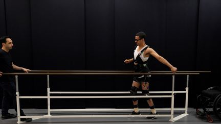 Une photo d'un patient paraplégique effectuant des pas à l'Ecole polytechnique de Lausanne (Suisse), au printemps&nbsp;2018.&nbsp; (EPFL / AFP)