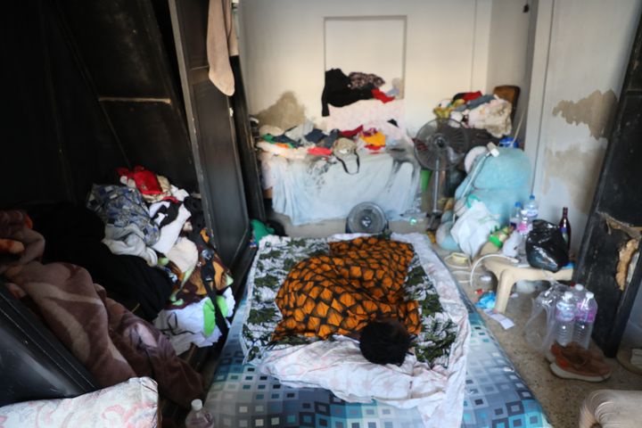 Une femme dort dans le salon d'une maison de Sfax (Tunisie) où se cachent une vingtaine de migrants subsahariens fuyant les violences dans la ville, en août 2023. (ELISE LAMBERT / FRANCEINFO)