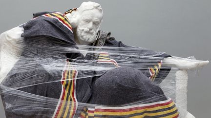 Une statue du sculpteur Rodin attend d'&ecirc;tre expos&eacute;e au mus&eacute;e Rodin dans le cadre de l'exposition "Rodin, la chair et le marbre" Paris, le 9 mai 2012. (FRANCOIS GUILLOT / AFP)