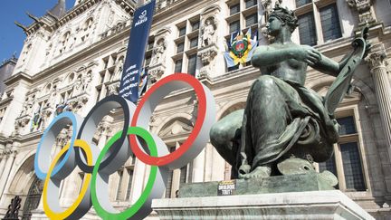 Les anneaux olympiques devant l'hôtel de ville de Paris le 19 avril 2023. (JOAO LUIZ BULCAO / HANS LUCAS)