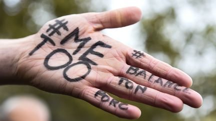 Le nombre de plaintes pour viols et agressions sexuelles a respectivement augmenté de 12% et 10% en 2017 par rapport à 2016. Ci-contre, les messages #MeToo et #Balancetonporc écrits sur une main lors d'une manifestation place de la République à Paris, le 29 octobre 2017 (photo d'illustration). (BERTRAND GUAY / AFP)