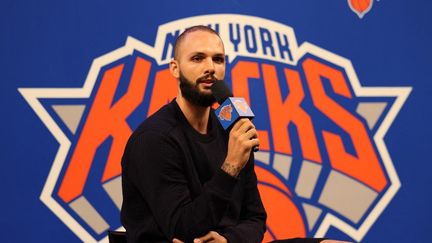 Evan Fournier lors d'une conférence de presse au Madison Square Garden le 17 août 2021. (DUSTIN SATLOFF / GETTY IMAGES NORTH AMERICA / AFP)