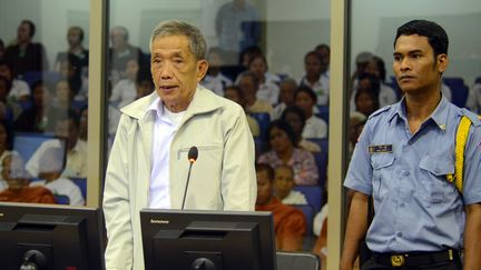 Kaing Guek Eav,&nbsp;mieux connu sous le nom de Douch, lors de sa comparution devant le tribunal cambodgien parrainé par l'ONU pour juger les principaux responsables khmers rouges, le 20 mars 2012, à&nbsp;Phnom Penh, en Cambodge. (NHET SOKHENG / ECCC / AFP)