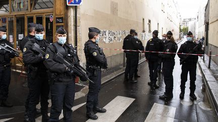 Des policiers patrouillent dans le 11e arrondissement de Paris, après l'attaque au couteau devant les anciens locaux de Charlie Hebdo, vendredi 25 septembre 2020. (ALEXIS SCIARD  / MAXPPP)