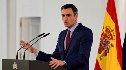 Le Premier ministre espagnol, Pedro Sanchez, durant une conférence de presse à Madrid, le 29 décembre 2021. (JAVIER SORIANO / AFP)