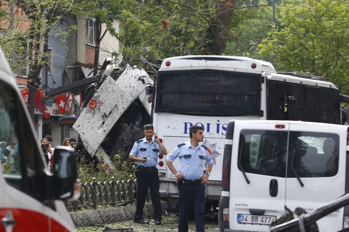 Des policiers sur les lieux de l'attentat, &agrave; Istanbul (Turquie), mardi 7 juin 2016. (OSMAN ORSAL / REUTERS)