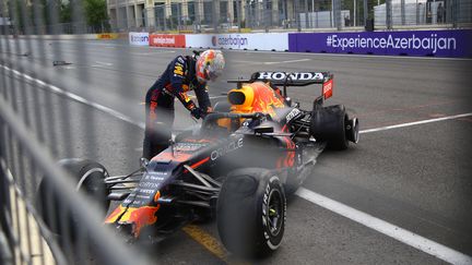 Alors que son début de saison est presque un sans-faute,&nbsp;Max&nbsp;Verstappen est victime d'un crash&nbsp;lors du GP d'Azerbaïdjan, le 6 juin 2021&nbsp;sur le circuit de Bakou. Pourtant bien lancé vers un troisième succès cette saison, le pilote de Red Bull a dû gérer la crevaison de&nbsp;son pneu arrière gauche à quelques tours de l'arrivée, occasionnant un drapeau rouge.&nbsp;Malgré cette grosse frayeur, Max Verstappen est resté leader à l'issue de ce GP, devant Lewis Hamilton.&nbsp; (RESUL REHIMOV / ANADOLU AGENCY / AFP)