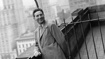 Charles Trenet en tournée aux États-Unis, photographié sur une terrasse de Manhattan, à New York, vers la fin des années 1940 (KEYSTONE-FRANCE / GAMMA-KEYSTONE / GETTY IMAGES)