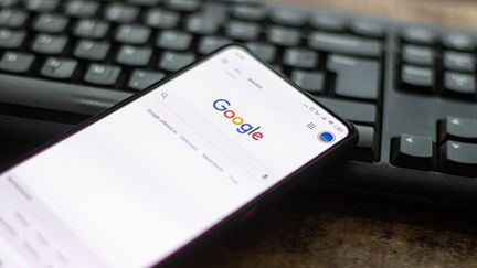 La page d'accueil de Google, sur un smartphone, le 22 octobre 2020. (NICOLAS ECONOMOU / NURPHOTO / AFP)