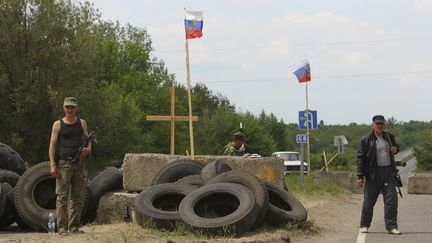 Des s&eacute;paratistes prorusses, le 14 mai 2014 &agrave; Lougansk (Ukraine). (VALENTYN OGIRENKO / REUTERS)