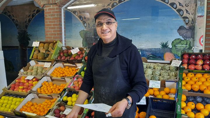 Lakhtar, épicier à Denain (SANDRINE ETOA-ANDEGUE/FRANCEINFO)