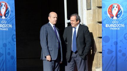 Alain Jupp&eacute; et Michel Platini &agrave; Bordeaux, le 23 octobre. (MEHDI FEDOUACH / AFP)