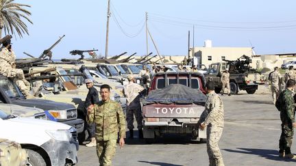 Des militaires&nbsp;des forces du gouvernement d'union nationale (GNA), à Tajura, dans la banlieue de Tripoli, le 6 avril 2019.&nbsp; (MAHMUD TURKIA / AFP)