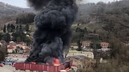 Incendie en Aveyron : un entrepôt de batteries au lithium détruit, les riverains inquiets (Franceinfo)