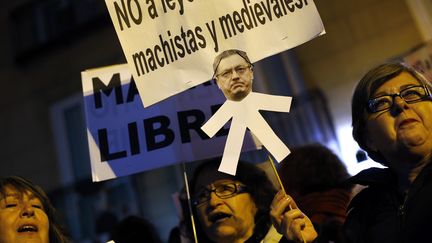 Des manifestants pro-avortement &agrave; Madrid (Espagne) le 20 d&eacute;cembre 2013 tiennent une pancarte &agrave; l'effigie du ministre de la Justice Alberto Ruiz Gallardon et avec ce slogan : "Non aux lois cl&eacute;ricales, machistes et m&eacute;di&eacute;vales".&nbsp; (SUSANA VERA / REUTERS)