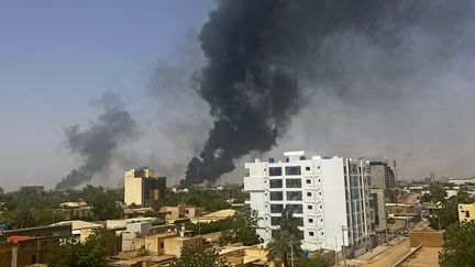 De la fumée s'échappe d'une zone résidentielle de Khartoum (Soudan), le 16 avril 2023. (AFP)