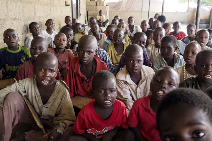 Des élèves récitent le Coran dans une école islamique Almajari de Maiduguri au Nigeria le 24 mai 2014. (JOE PENNEY / REUTERS)