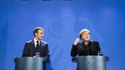 Le président de la République, Emmanuel Macron, et la chancelière allemande Angela Merkel, lors d'une conférence de presse à Berlin (Allemagne), le 18 novembre 2018.&nbsp; (EMMANUELE CONTINI / NURPHOTO / AFP)