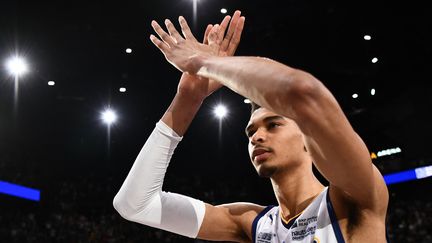 L'intérieur des Boulogne-Levallois Metropolitans 92, Victor Wembanyama, lors du match 2 des demi-finales du championnat de France contre l'ASVEL, le 30 mai 2023 à Bercy. (CHRISTOPHE ARCHAMBAULT / AFP)