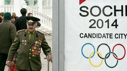 Un v&eacute;t&eacute;ran russe de la seconde guerre mondiale passe devant une publicit&eacute; pour la candidature de Sotchi aux Jeux olympiques d'hiver 2014, le 23 f&eacute;vrier 2007 &agrave; Sotchi (Russie). (MAXIM MARMUR / AFP)