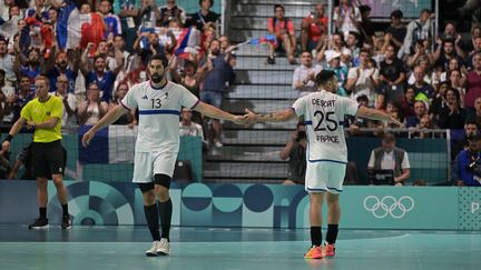 Handball aux JO de Paris 2024 : les Bleus se qualifient pour les quarts de finale grâce à leur victoire étriquée contre la Hongrie
