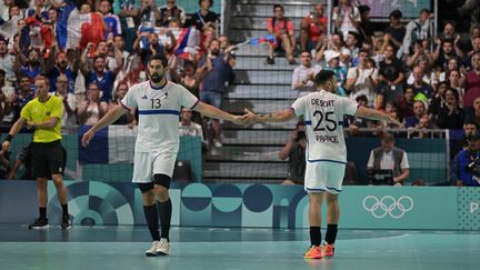 Nikola Karabatic et Hugo Descat lors du match entre la France et la Hongrie aux Jeux olympiques de Paris, le 4 août 2024 à l'Arena Paris Sud. (AFP)