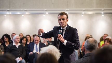 Emmanuel Macron lors d'une visite surprise jeudi 24 janvier au debat citoyen de Bourg de Péage, dans la Drôme. Illustration. (MAHOUDEAU CLEMENT/ABACA / MAXPPP)