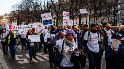 Des membres de l'Institut de radioprotection et de sûreté nucléaire (IRSN) participent à une manifestation contre le projet de réforme de la sûreté nucléaire à Paris, le 20 décembre 2023. (DIMITAR DILKOFF / AFP)