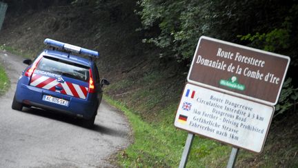 Un véhicule de la gendarmerie&nbsp;se rend sur les lieux de la tuerie de Chevaline (Haute-Savoie), le 5 septembre 2021. (JEAN-PIERRE CLATOT / AFP)