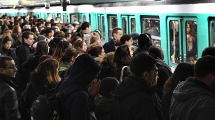 Des usagers tentent d'entrer dans le métro, à la gare Saint-Lazare à Paris, en pleine grève des transports, le 7 janvier 2020. (BERTRAND GUAY / AFP)