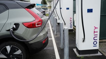 Une borne de recharge pour une voiture électrique, le 11 septembre 2024 à La Roche-sur-Yon (Vendée). (MATHIEU THOMASSET / HANS LUCAS)